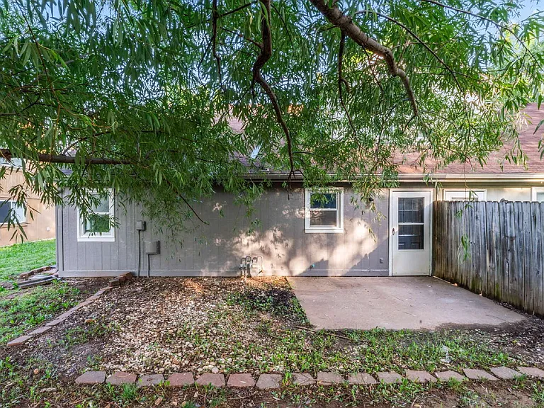 1322 N Harvey Dr — Photo 29