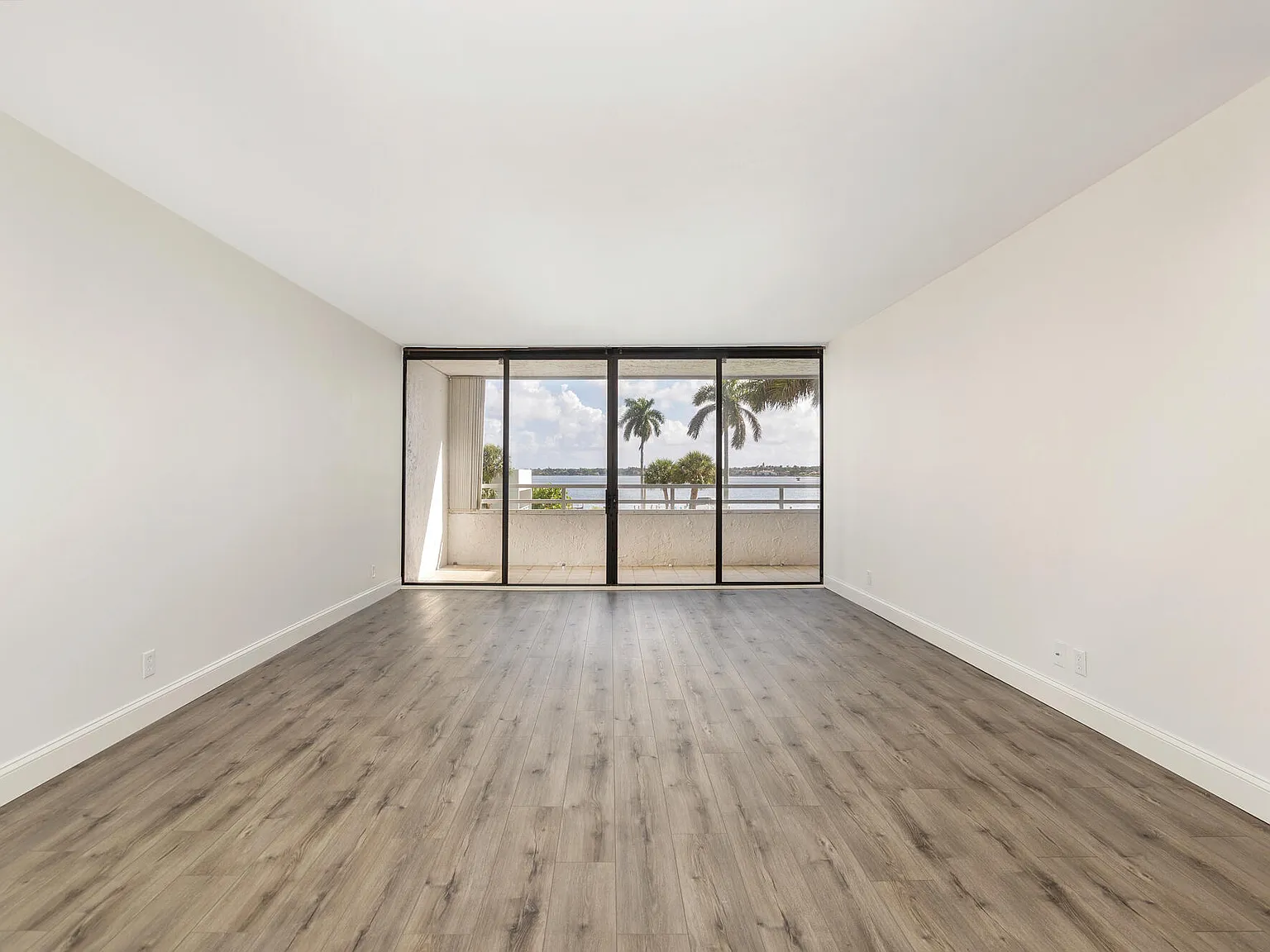 2 bed, 2.0 bath, 1290 sqft, $3,850 — Photo 4