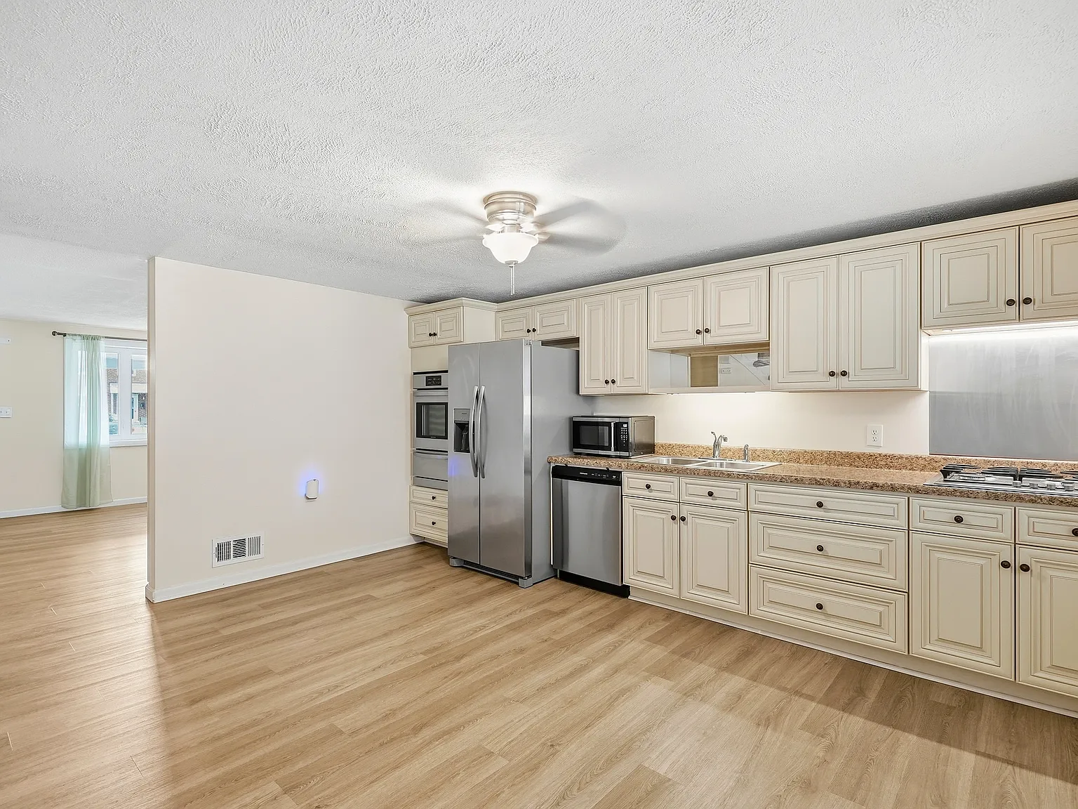 3 bed, 1.5 bath, 1024 sqft, $2,050 — Photo 2