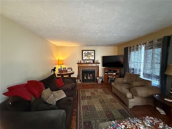 4th image of 2179 Evans City Rd