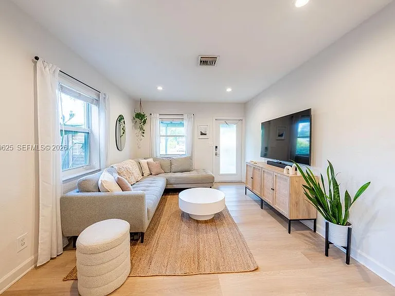 1305 NW 5th Ave — Photo 9