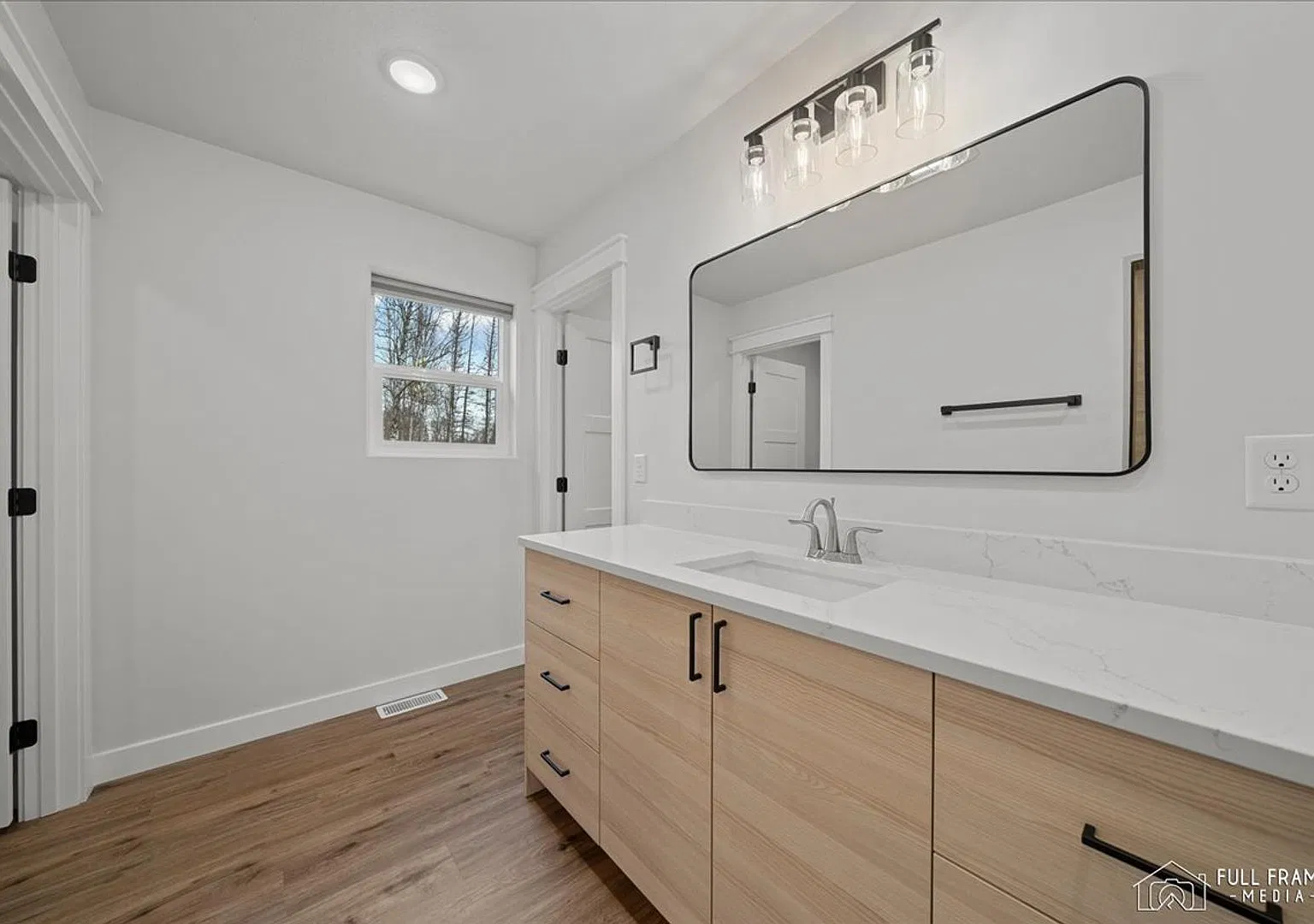 7442 N Paw St — Photo 3