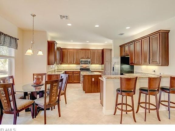 Kitchen/Breakfast Bar/Kitchen Eat-in Area