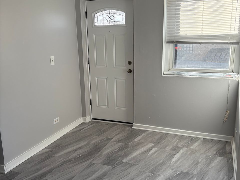 Nice quiet studio in a very quiet area. Ideal for one person that doesn't own a vehicle. No parking is available. Smoke free building.