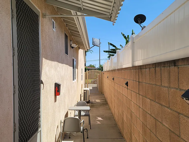 W Thelborn St — Photo 17