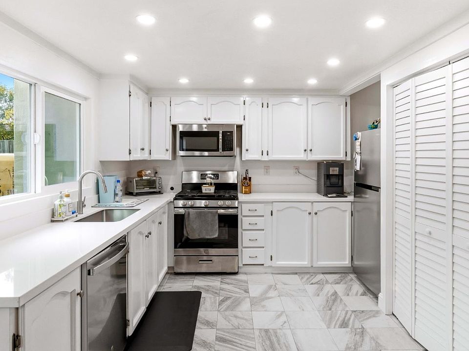 1st image of 19233 Creekside Ln