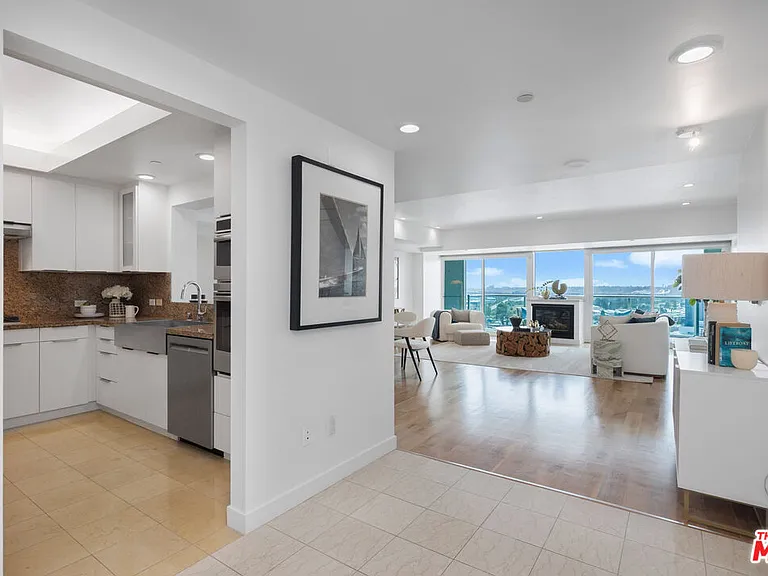 13600 Marina Pointe Dr #1507 — Photo 3