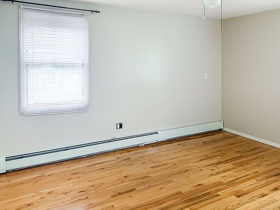 4th image of 89 Hilltop Dr