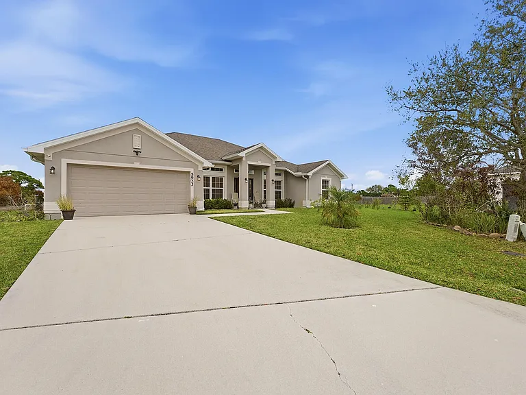 5923 NW Brianna Ct — Photo 3
