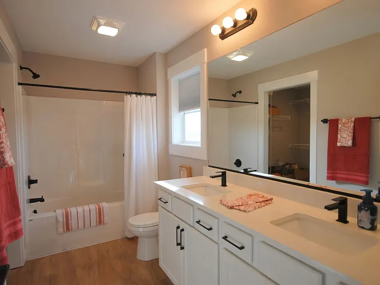 1208 S Linn St — Photo 15