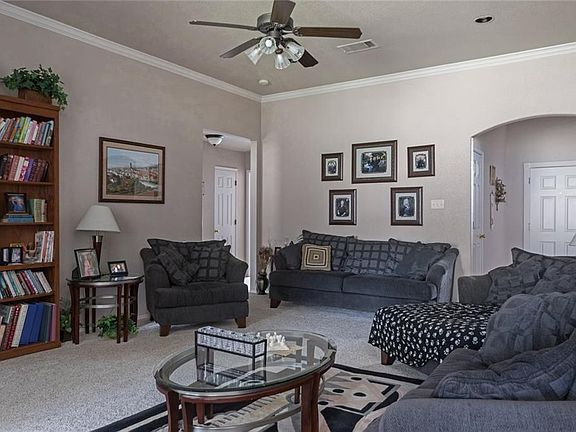 4th image of 704 W Sheila Cir