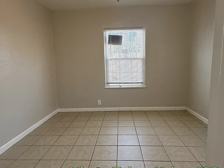 2403 N Inyo St — Photo 2