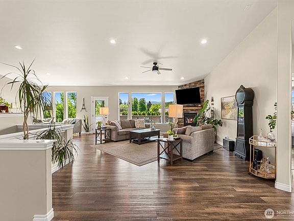 2nd image of 700 Clarissa Lane