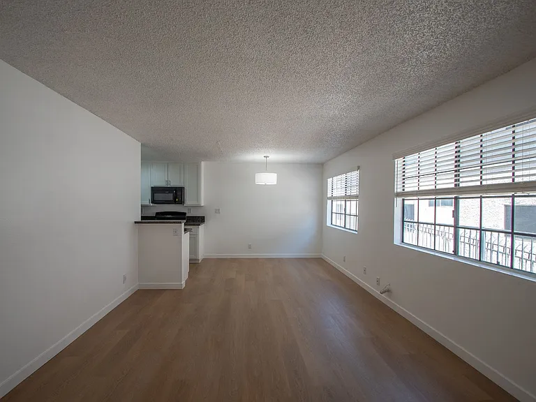 5921 Whitsett Ave — Photo 3