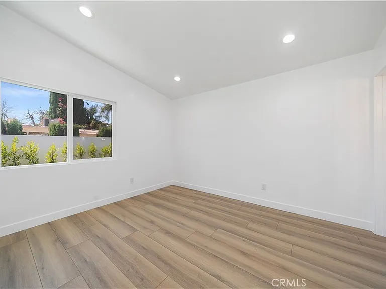 22928 Leadwell St — Photo 16