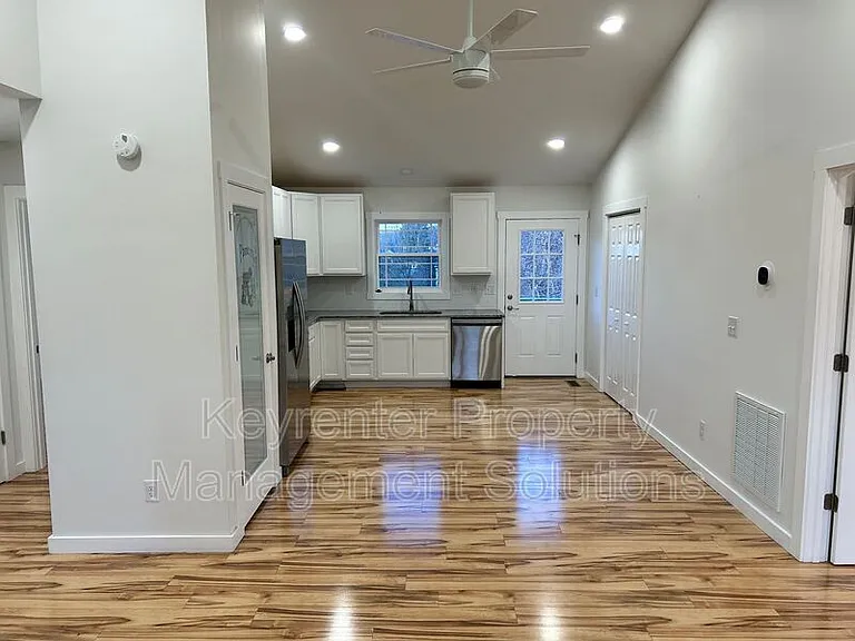 317 Sterling St #B — Photo 6