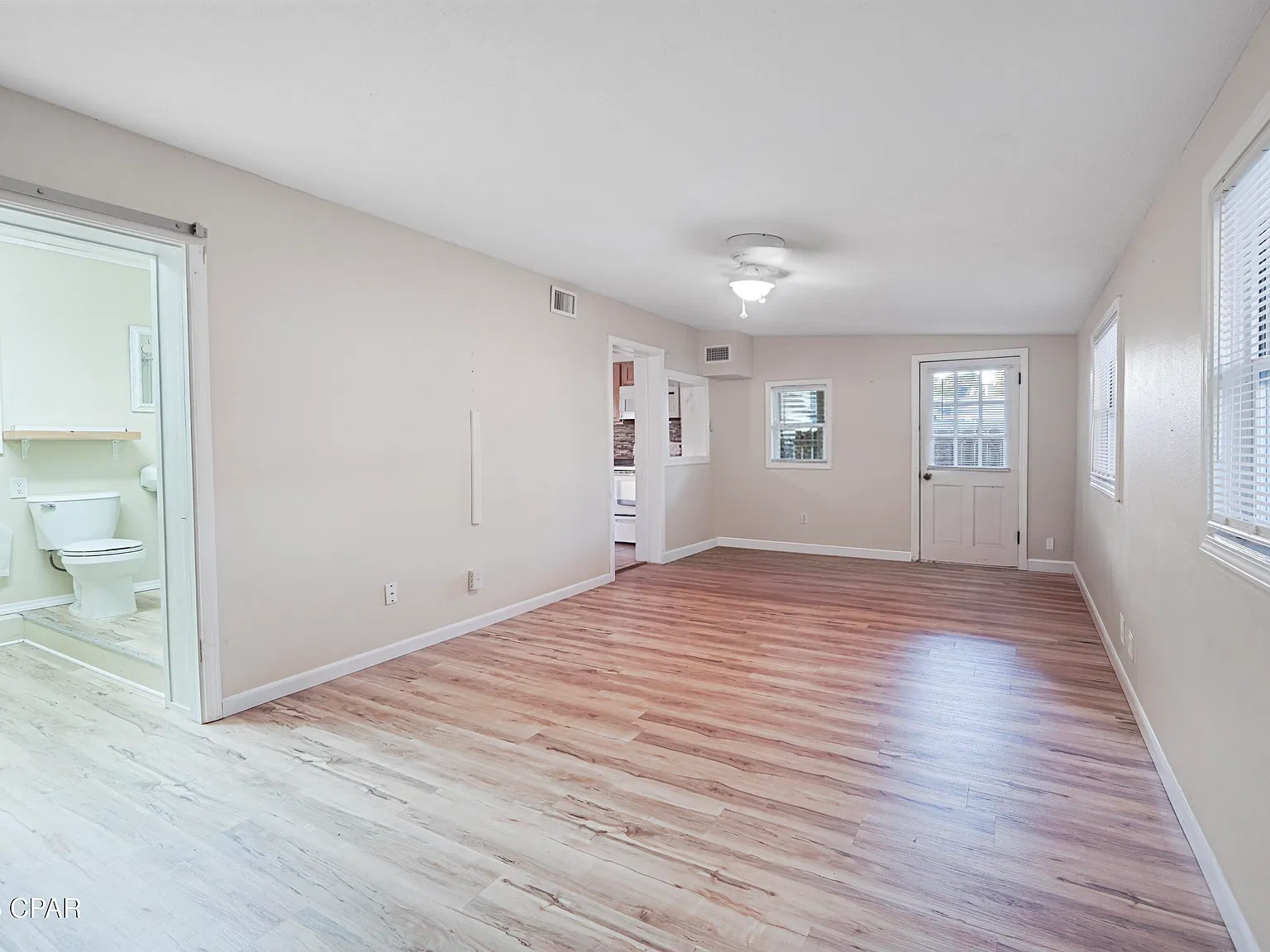 3 bed, 1347 sqft, $1,900 — Photo 2