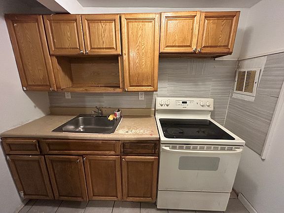 3rd image of 11 Taft St #11