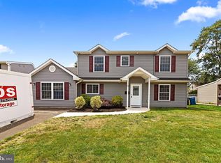 17 Grapevine Rd, Levittown, PA 19057