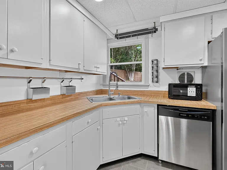 7027 Jefferson Ave — Photo 7