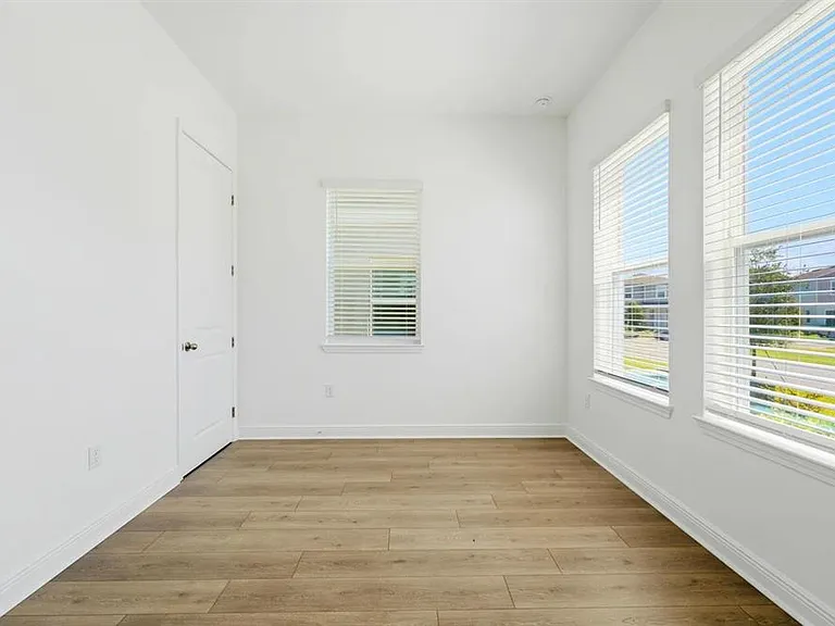 16453 Hamlin View St — Photo 3