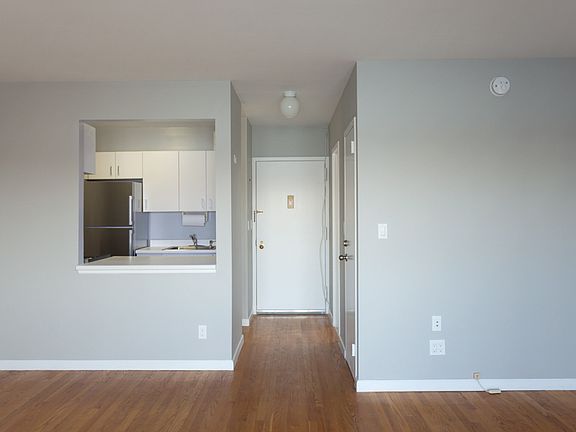 4th image of 2540 Shore Blvd #2L
