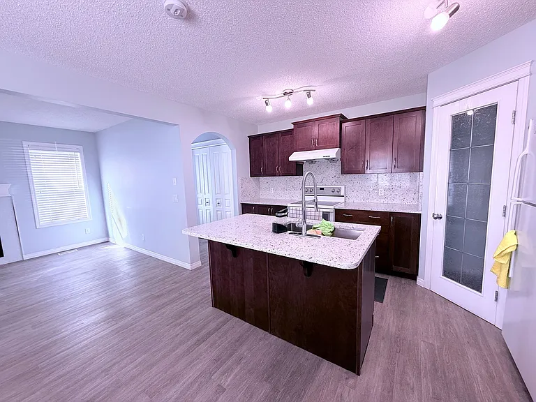 960 Taradale Dr NE — Photo 3