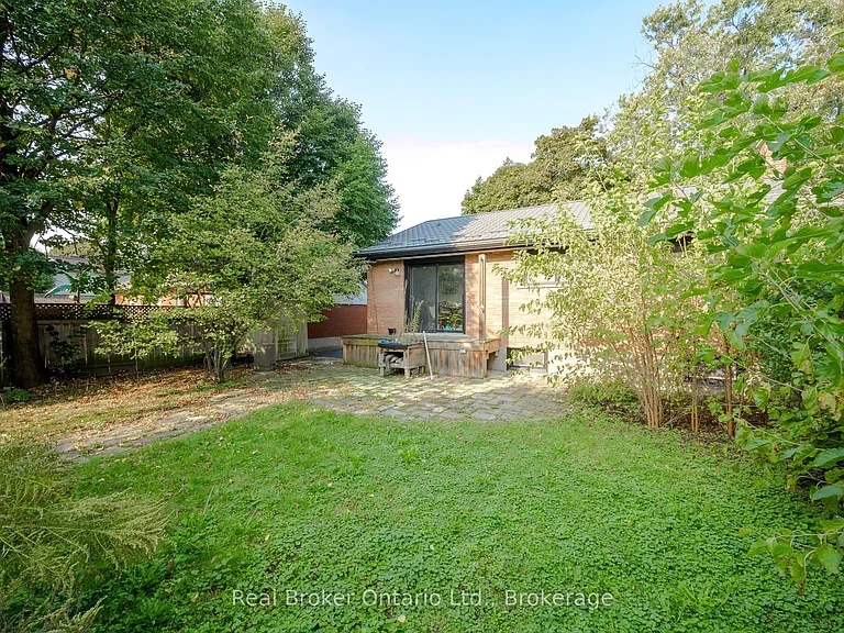 39 Westminster Ave #UPPER — Photo 18