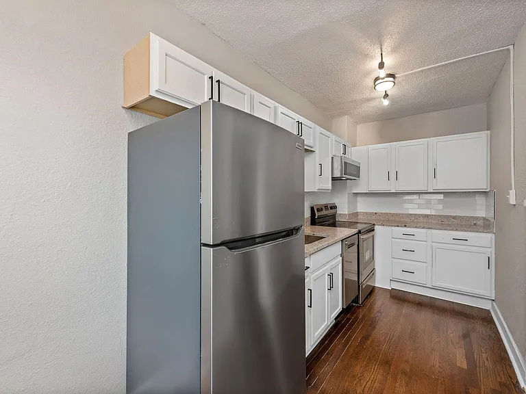901 E Linwood Blvd — Photo 47