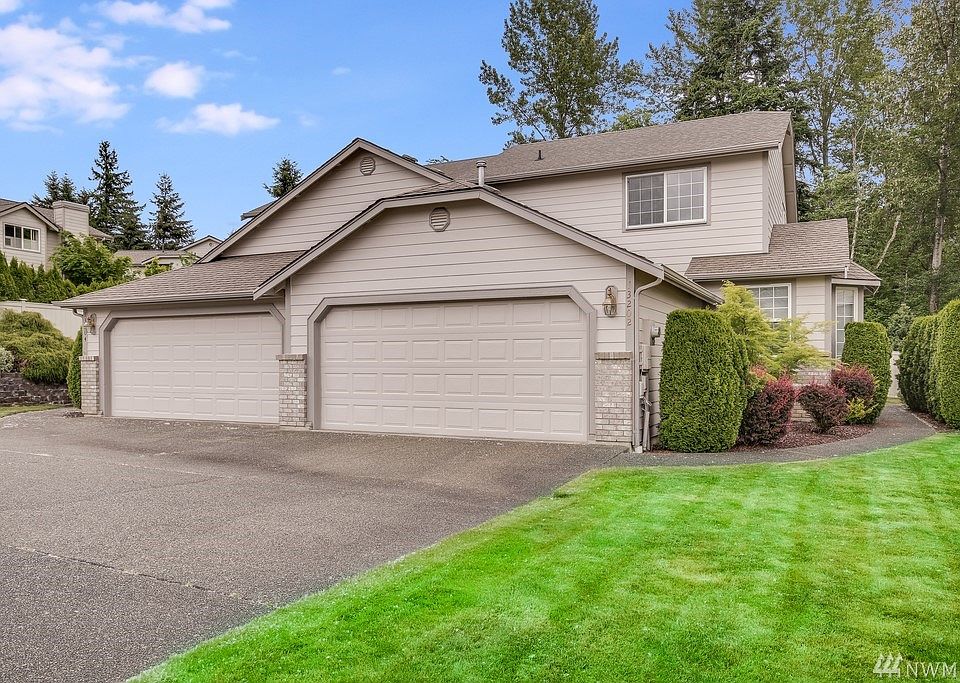 Welcome home to the desirable Brentwood community! 