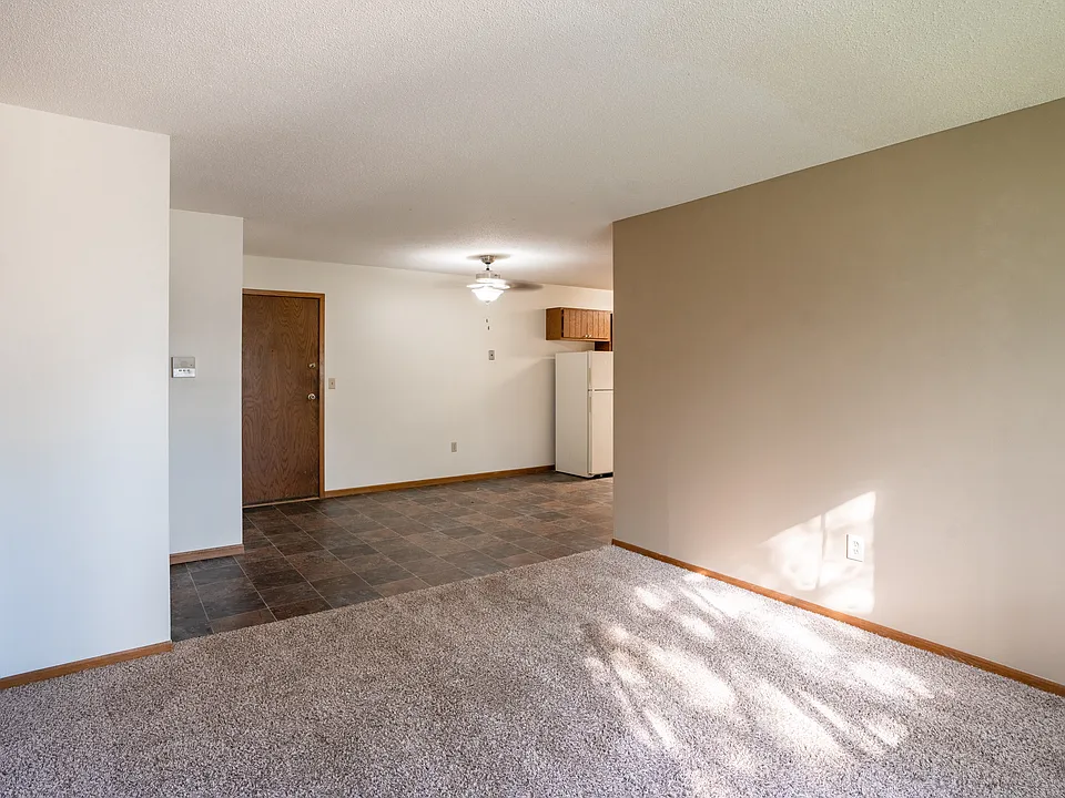 Fargo, ND Brookfield Apartments | 21A | Living