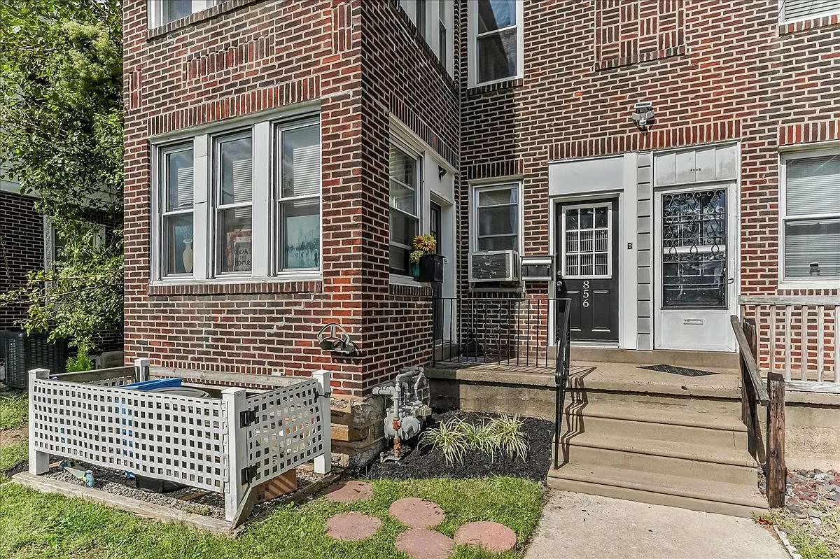 Building Photo - 856 Chester Pike #A