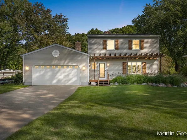 15475 Linn Ct, Spring Lake, MI 49456