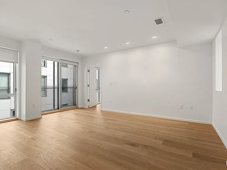 50-504 W Broadway #499 — Photo 20