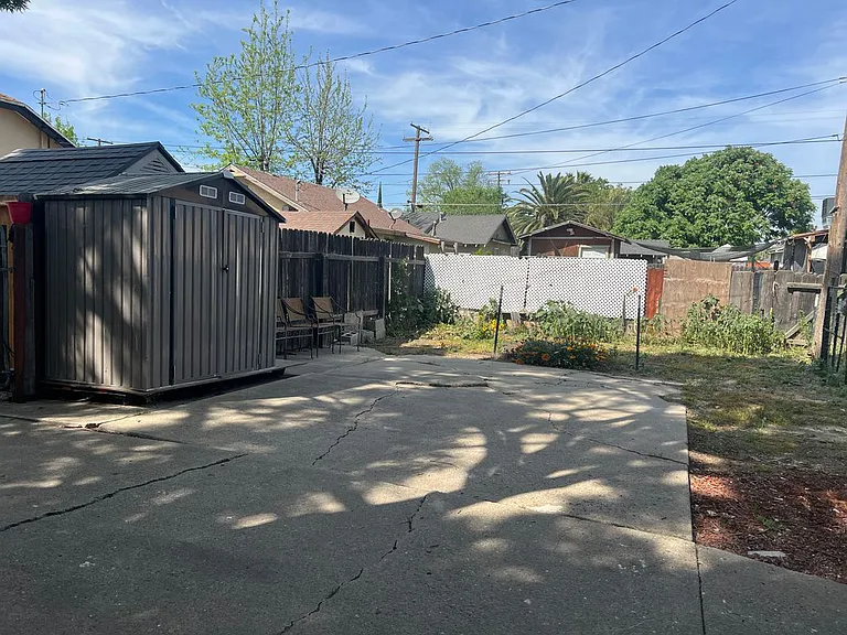 404 Thrasher Ave #B — Photo 3