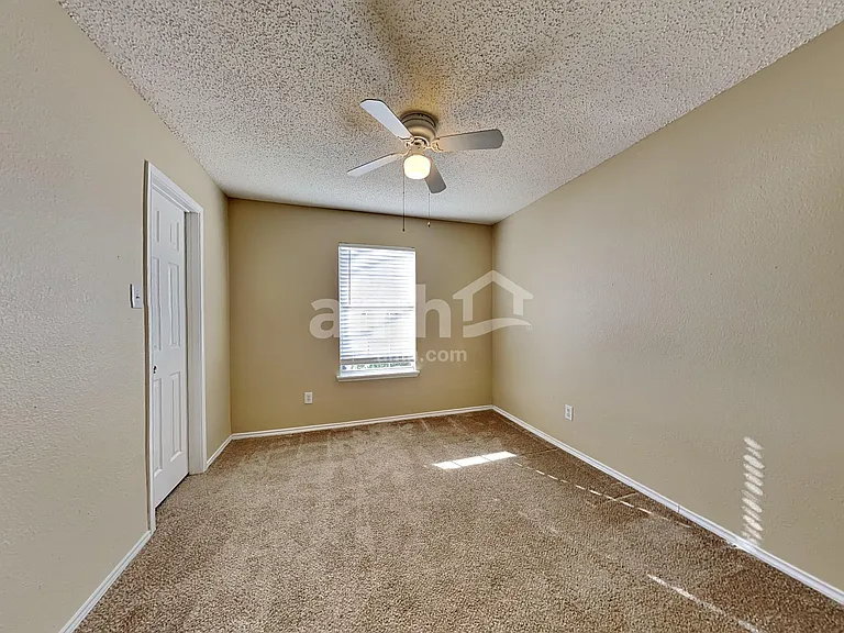 1024 Halifax Ln — Photo 13