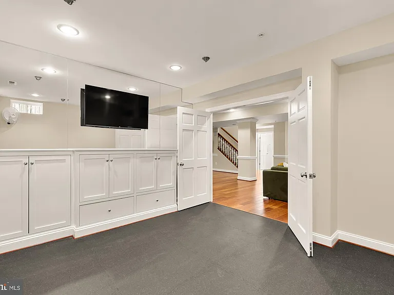 5501 Montgomery St — Photo 29