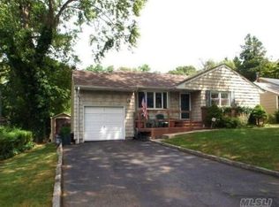 25 Henry St, Huntington, NY 11743