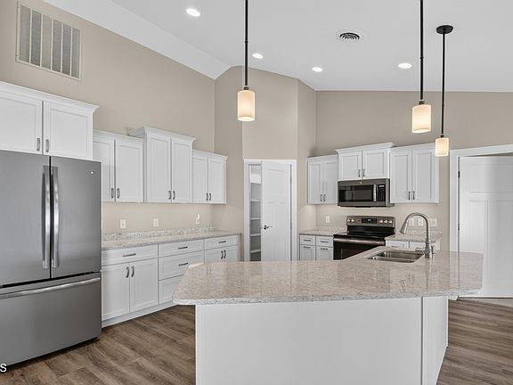 3rd image of 523 Legacy Ln