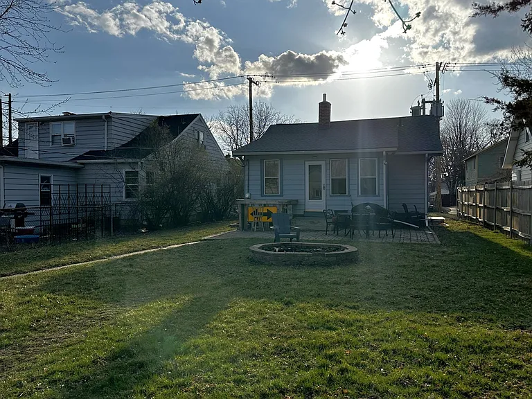 910 Aldine St — Photo 12