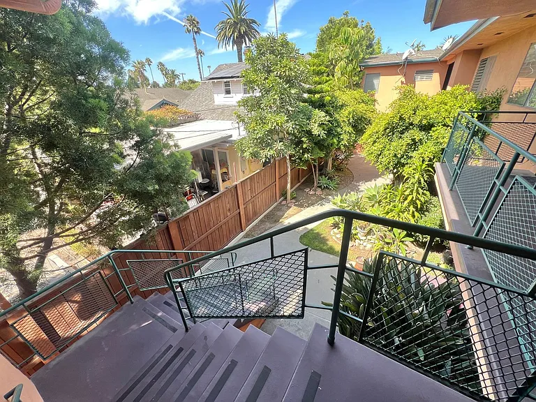Top-Floor 1 Bedroom in Quiet Bluff Heights Courtyard Complex — Photo 17