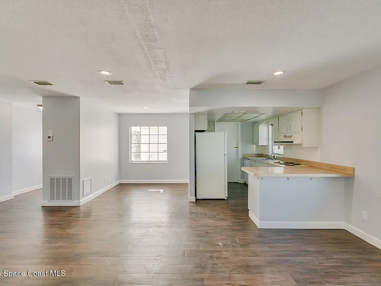 300 Amherst Ave — Photo 6