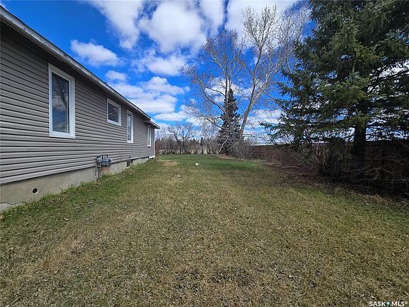 3rd image of 601 Souris AVENUE