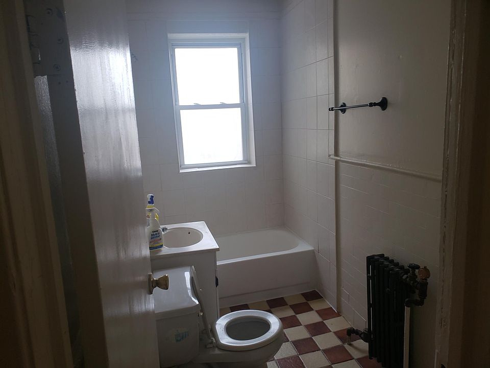 2nd image of 415 Westminster Ave APT 18