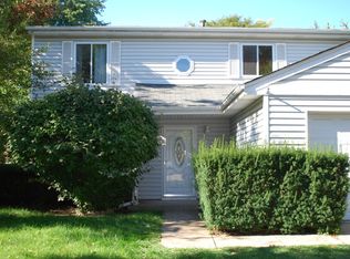 148 Midway Ln, Vernon Hills, IL