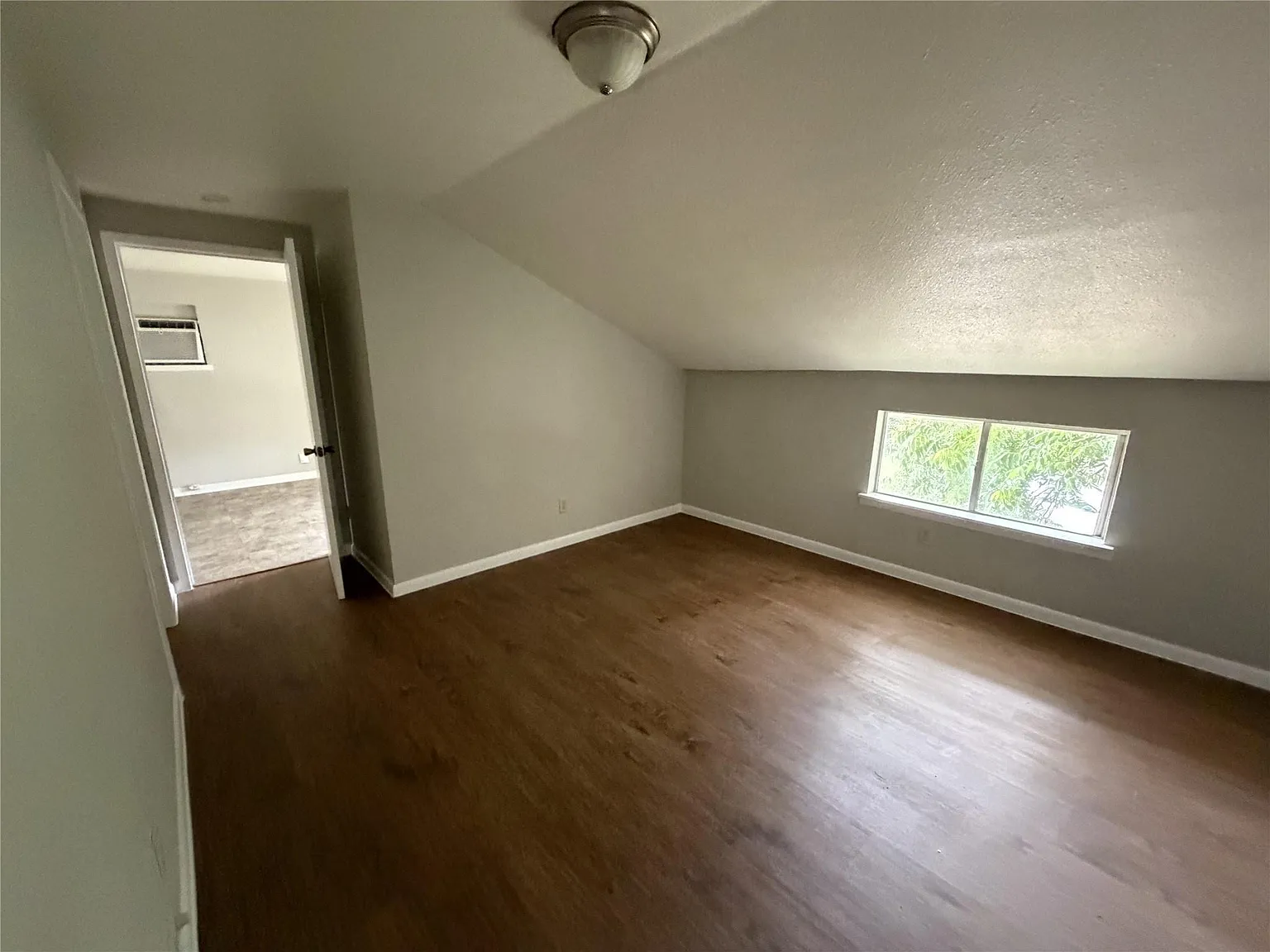 1 bed, 1.0 bath, 2016 sqft, $1,200 — Photo 4
