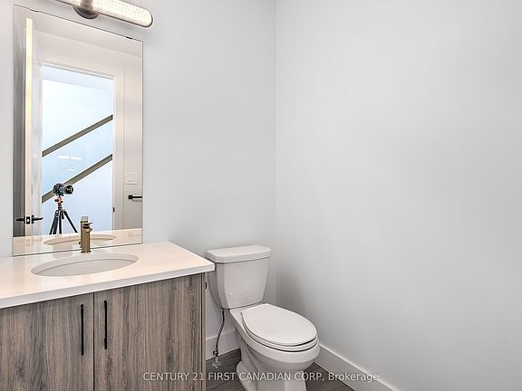 4th image of 245 Hesselman Cres
