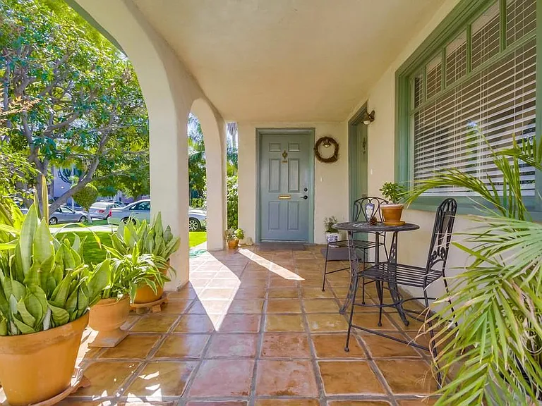 1021 N Havenhurst Dr — Photo 3