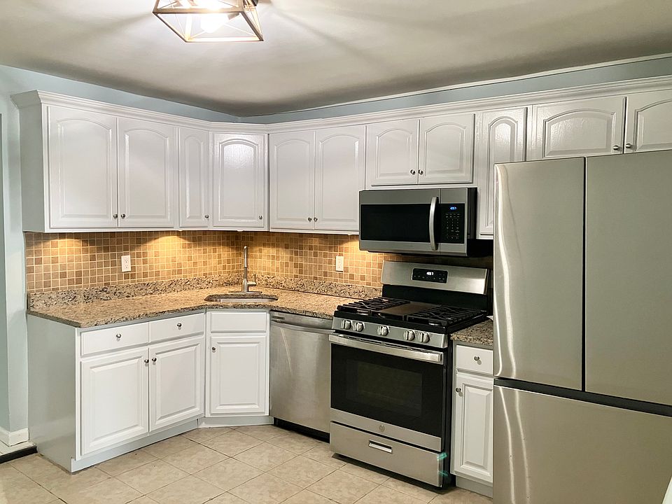 Eat-In Kitchen