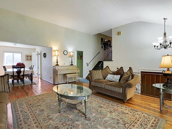4th image of 320 Continental Dr